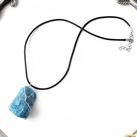 Wire-wrapped apatite crystal necklace - Picture 3 of 4